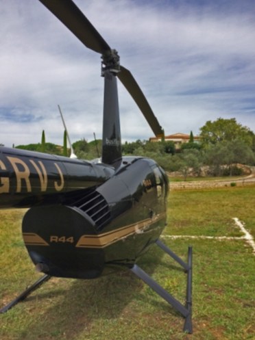 Le R44 s'est posé aux Bories*****