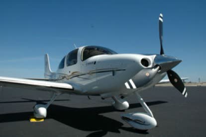 Un second Cirrus SR22T en courte finale